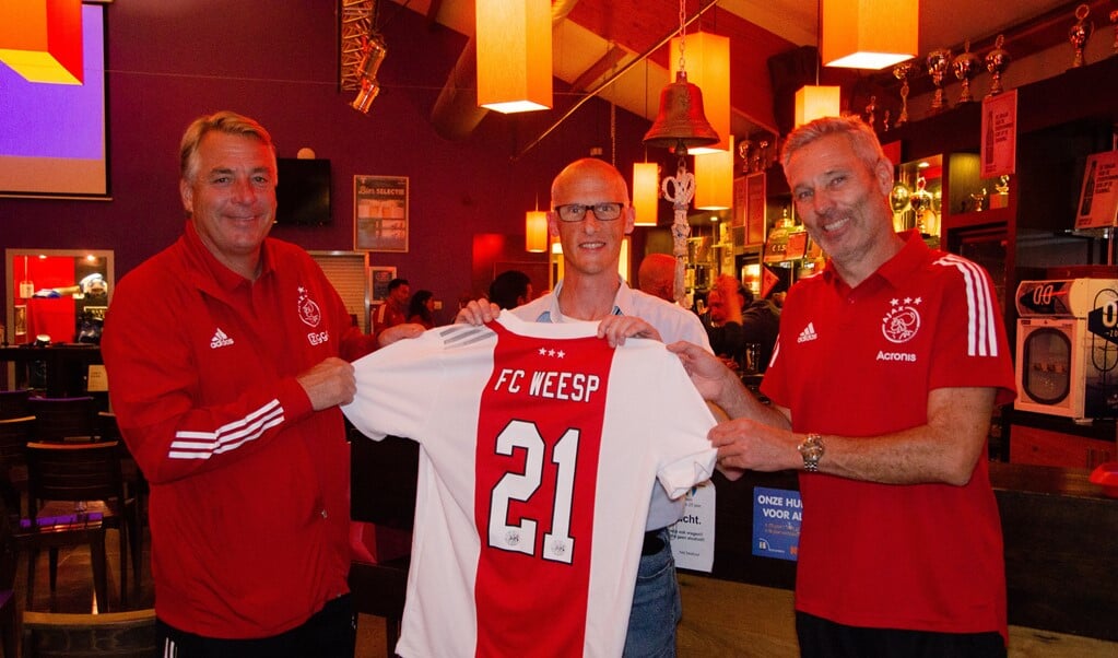Rutger ter Hoeven (midden) bezegelt het Ajax Partnerschap van FC Weesp.