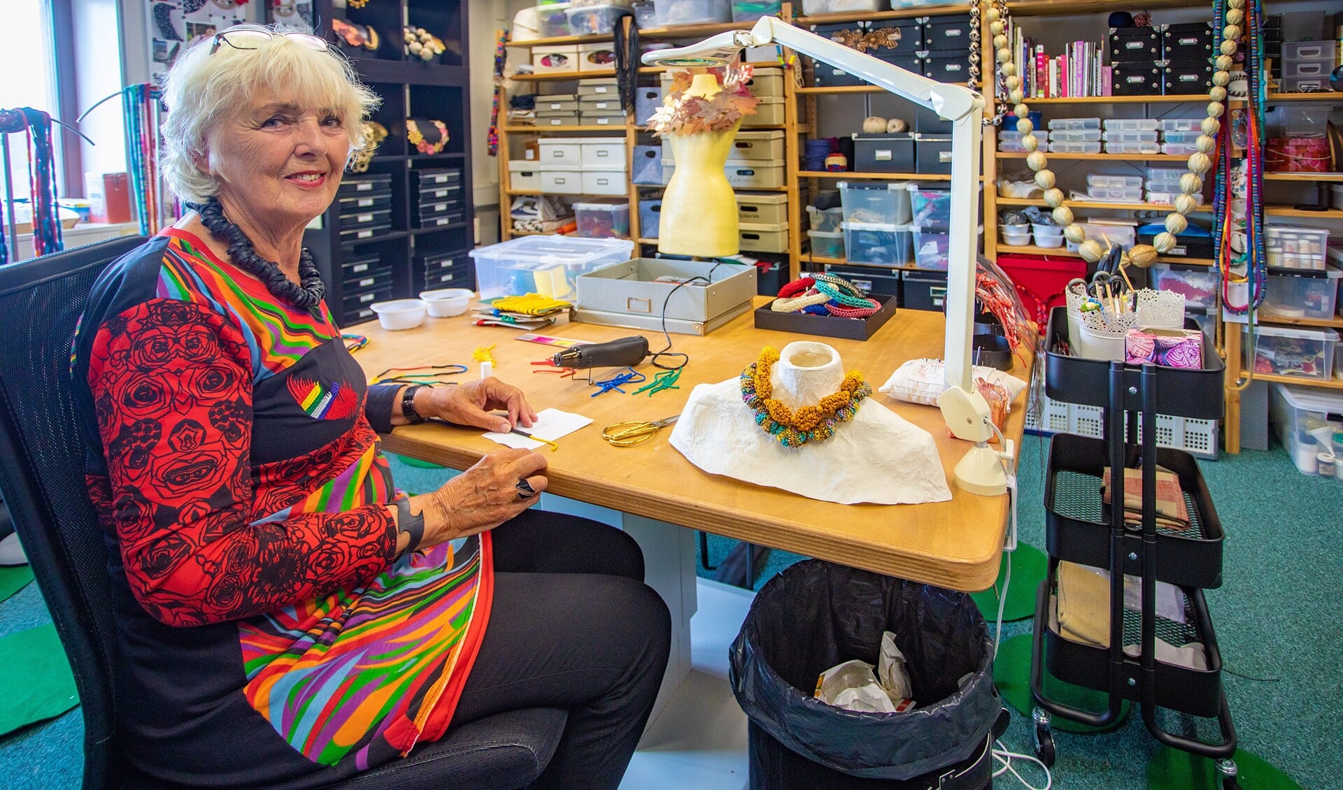 Irma de Jong in haar atelier aan de Energieweg waar ze sieraden maakt van bijzondere materialen