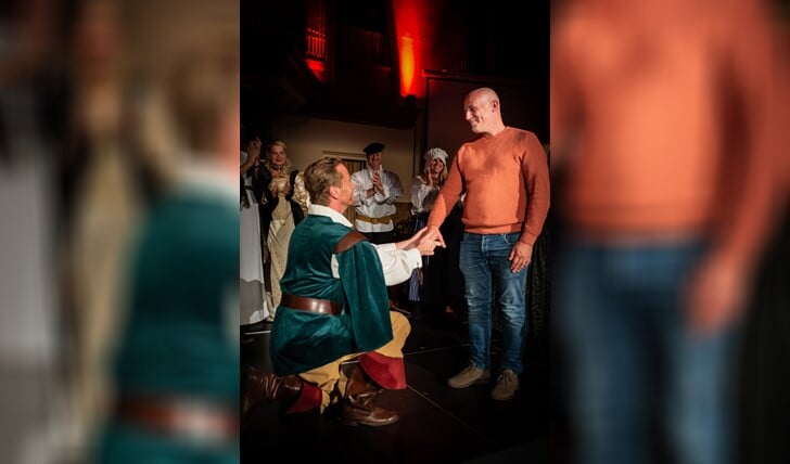 Acteur Jurko van Veenendaal ging op zijn knieën voor zijn vriend Martin Stritzko en vroeg hem ten huwelijk.