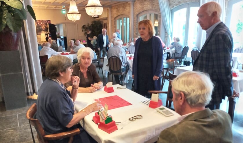 <p>Naast het spelen van bridge was er ook gelegenheid voor gezelligheid.</p>