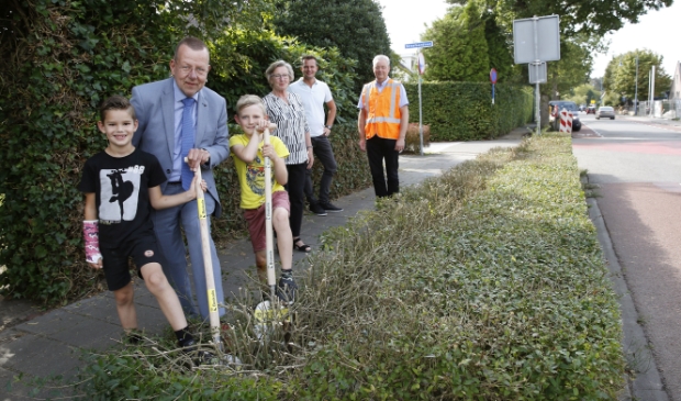 <p>Wethouder Theo Reijn geeft samen met twee kinderen uit Eemnes het startsein voor alle werkzaamheden.</p>