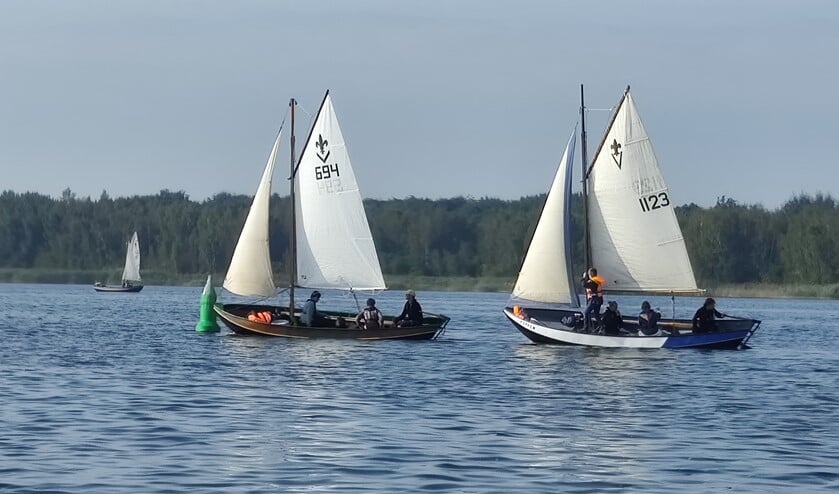 <p>Links de boot van Scouting Flevo, die uiteindelijk tweede werd.</p>