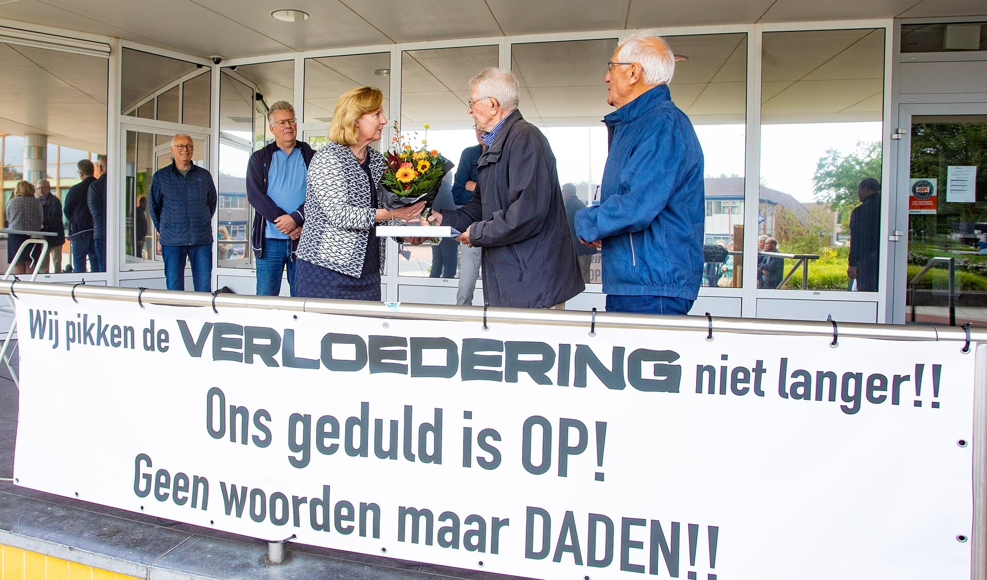 Piet Boor (86) en Aart Veerman (92) bieden de petitie aan wethouder Verbeek aan