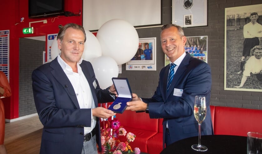 <p>Arthur van Dijk, Commissaris van de Koning in Noord-Holland overhandigt de Koninklijke erepenning aan BFC-voorzitter Arne Geensen.</p>