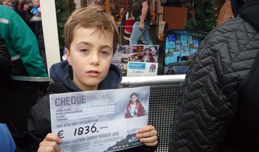 Aedan brengt de cheque van het Weesper benefietconcert naar Heerlen.