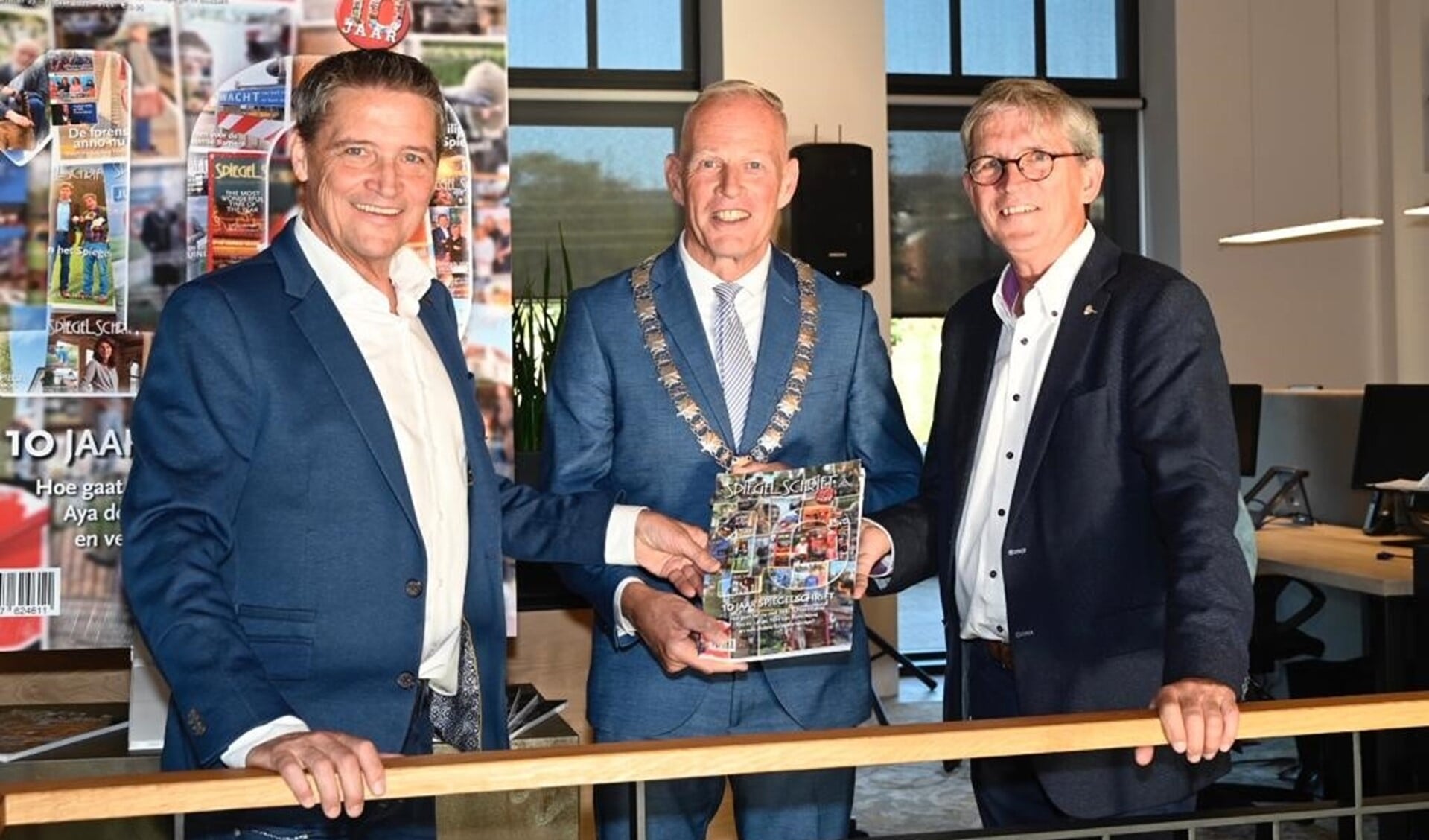 Ronald (l) en Pieter Schut (r), uitgevers van Spiegelschrift, met burgemeester Han ter Heegde.