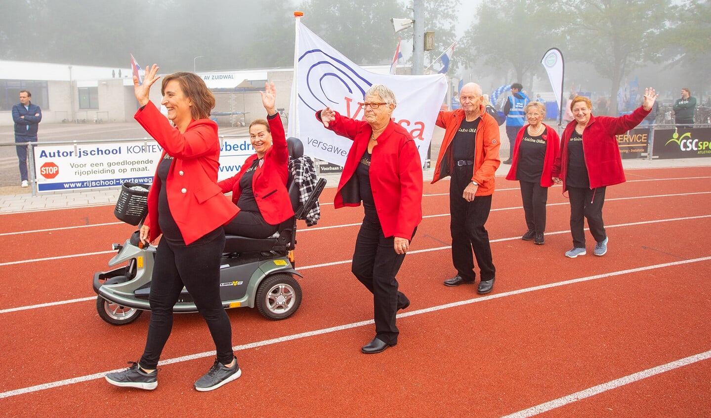 Ook de Golden Oldies, een beweegactiviteit van Versa Welzijn presenteerde zich tijdens de Olympische Parade.