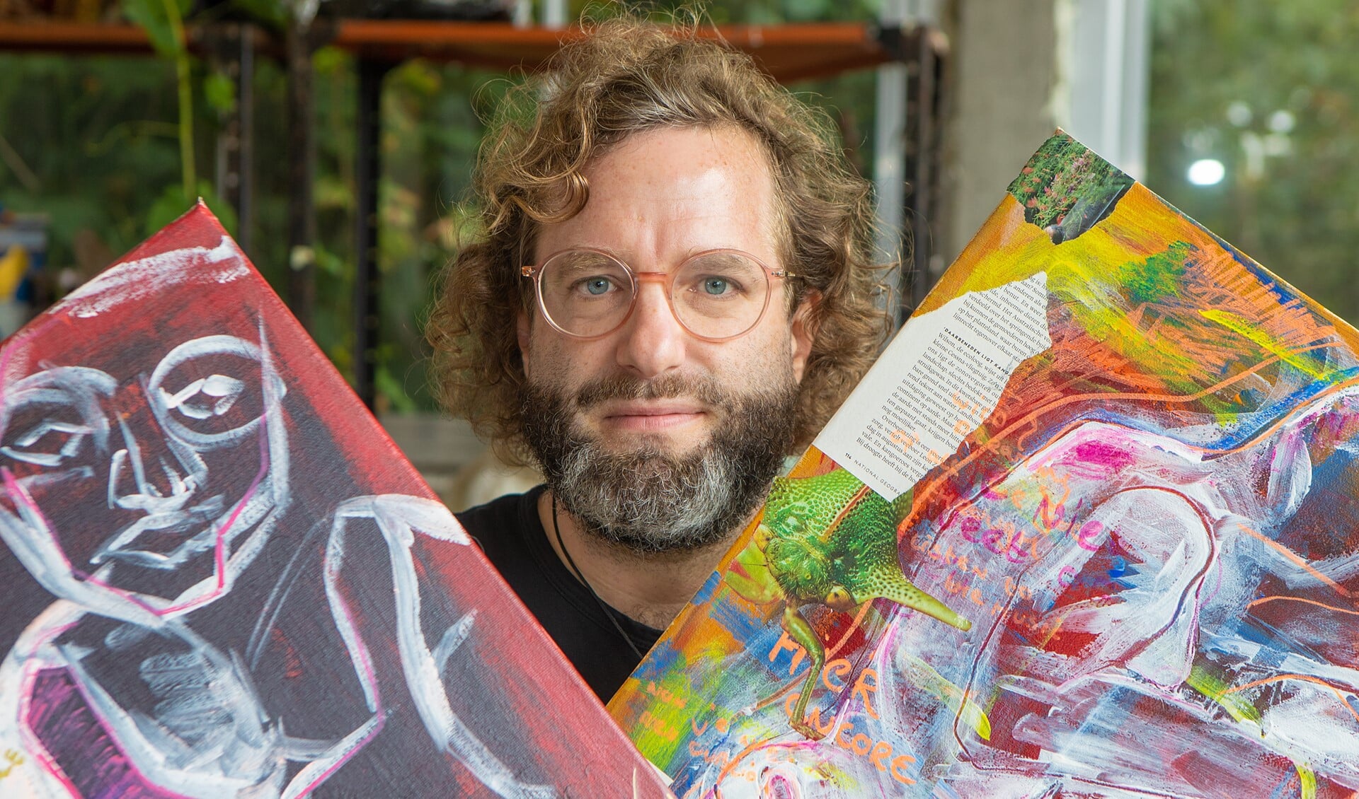 Christiaan Buijs met een aantal van zijn werken.