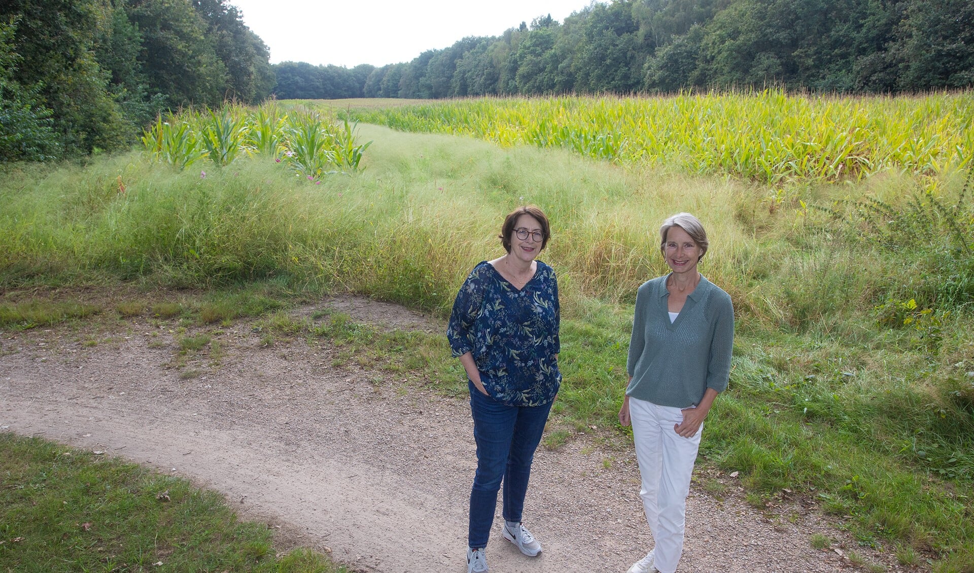 Margot Leeuwin (l) en Karin Rienstra zoeken een geschikte locatie voor een voedselbos.