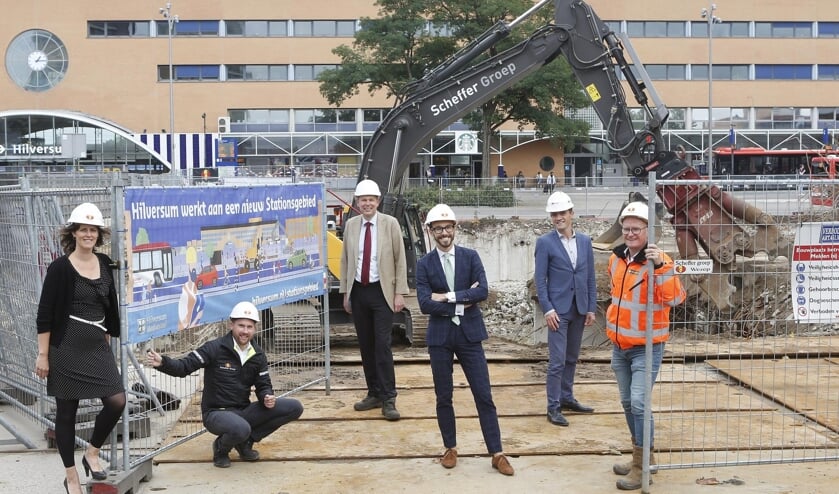 <p>Op de foto van links naar rechts: Daniëlle Timmer (Projectleider Stationsgebied, gemeente Hilversum), Marinus Nijhof (Scheffer Groep), Paul van der Elst (gemeente Hilversum), Arno Scheepers (Projectwethouder Stationsgebied, gemeente Hilversum), Bart Gerrits (gemeente Hilversum), Antoine Ruijs (Keper infra advies) bij de werkzaamheden op het Stationsplein.</p>