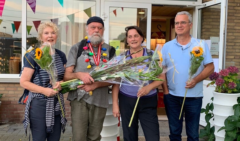 <p>Henny (tweede van links) wordt bij Viore feestelijk onthaald. </p>
