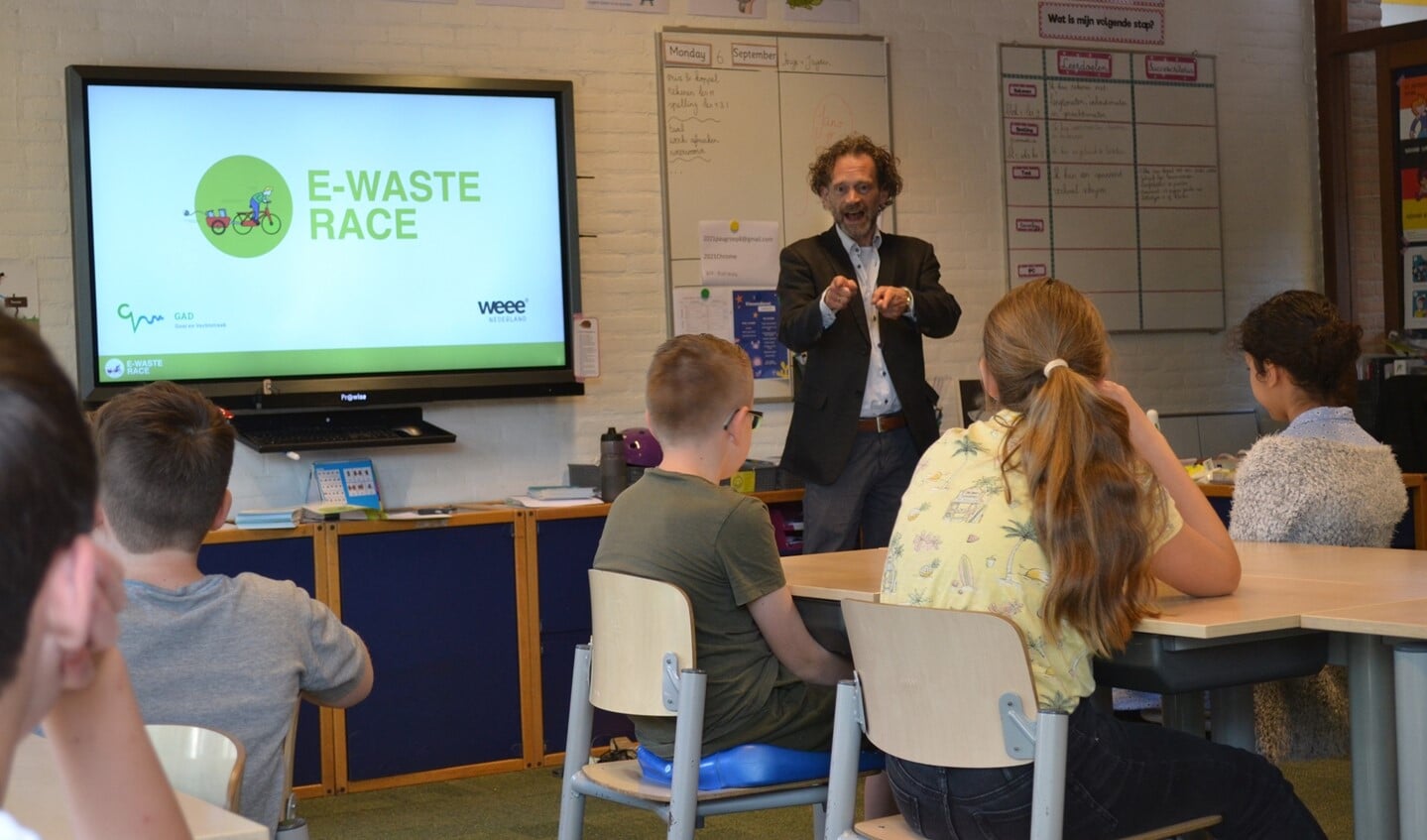 Wethouder Bart Heller was maandag in de Paulusschool.