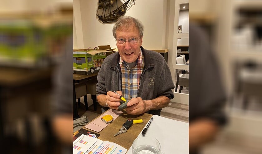 <p>Paul Schiffers verzorgt in het kader van de actie een workshop stenen schilderen </p>