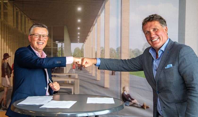 <p>Egbert Jan Rots van Rots Bouw (l) en wethouder Jorrit Eijbersen.</p>