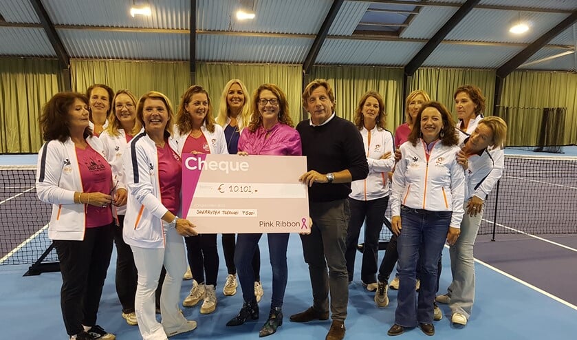 <p>De dames met cheque en de hoofdsponsor van het toernooi; Ernst Termeulen, eigenaar van BLTC In Between.</p>