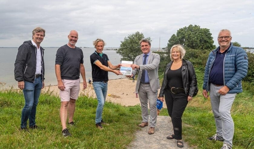 <p>V.l.n.r.: Marcus Wieringa (KNSF), Yde Kruisinga en Erwin Nelissen (bewoners Krijgsman), wethouder Jorrit Eijbersen, Ilse Schröder (stadsraad) en Michiel van Dis (KNZ&RV).</p>