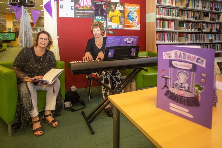 José Bosma (l) presenteerde afgelopen zaterdag haar prentenboek in de bibliotheek in Bussum.