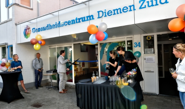 <p>Wethouder Jeroen Klaasse opent het pand.</p>
