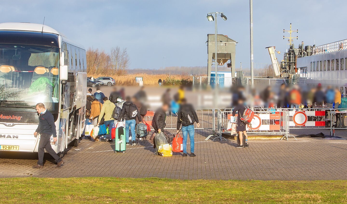 Er komen nog regelmatig vluchtelingen aan bij de hotelboot in het Nautisch Kwartier.