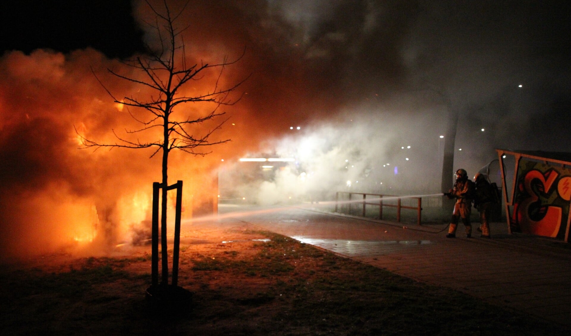 De brandweer blust de brand bij jongerencentrum Impuls in Eemnes.