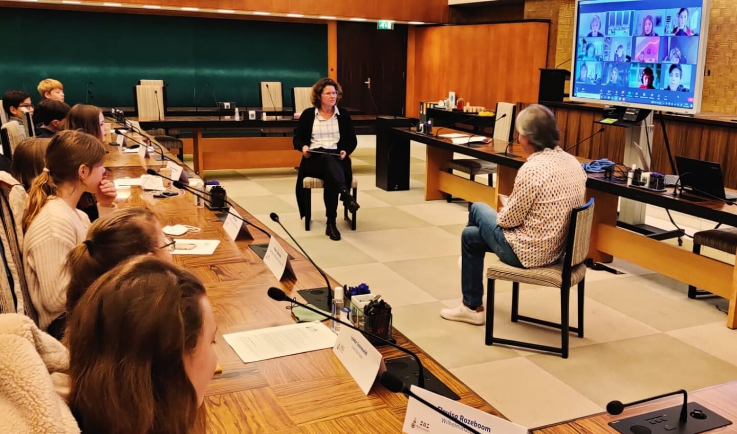 Wethouder Annette Wolthers en Daniël Grootendorst geven een toelichting gaven op de voorstellen van de kinderen.