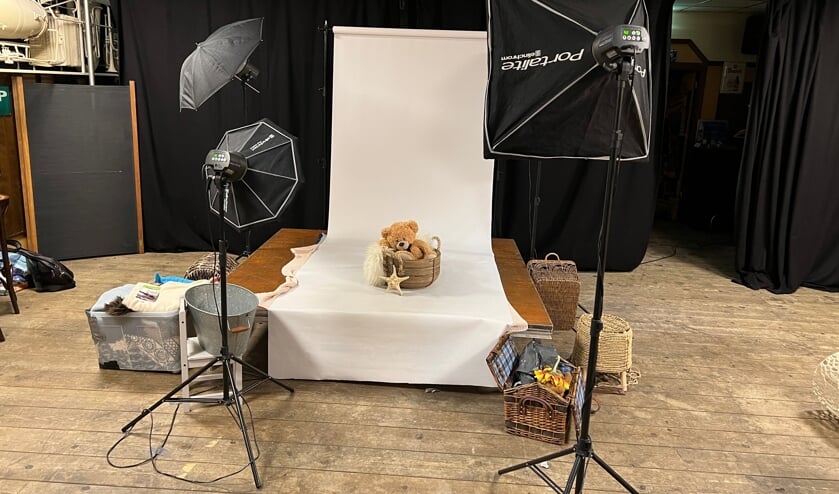 <p>In de grote zaal van het hotel Hart van Weesp vinden deze week kinderphotoshoots plaats.</p>
