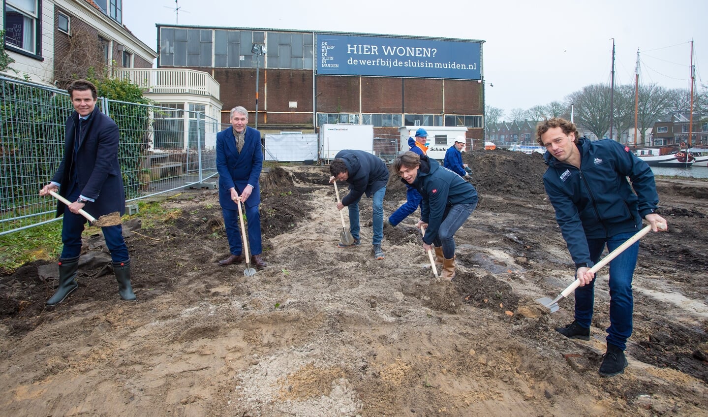 V.l.n.r. Sander Bovenkerk (Heeren Makelaars), wethouder Nico Schimmel (gemeente Gooise Meren), Joost Berkhout (Scholtens Bouw), Roderik Mackay (Egeria Real Estate) en Pepijn van de Weijer (New Cheese Development).
