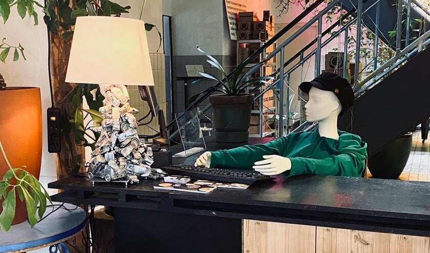 <p>Niets ten nadele van de huidige stand-in achter de receptie nu, maar De Groene Afslag zoekt toch echt weer iemand met een groen kloppend hart.</p>