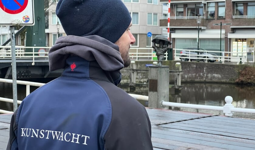 <p>De kunstwacht verplaatst de Weespermoppen Bakker naar een tijdelijke stalling.</p>