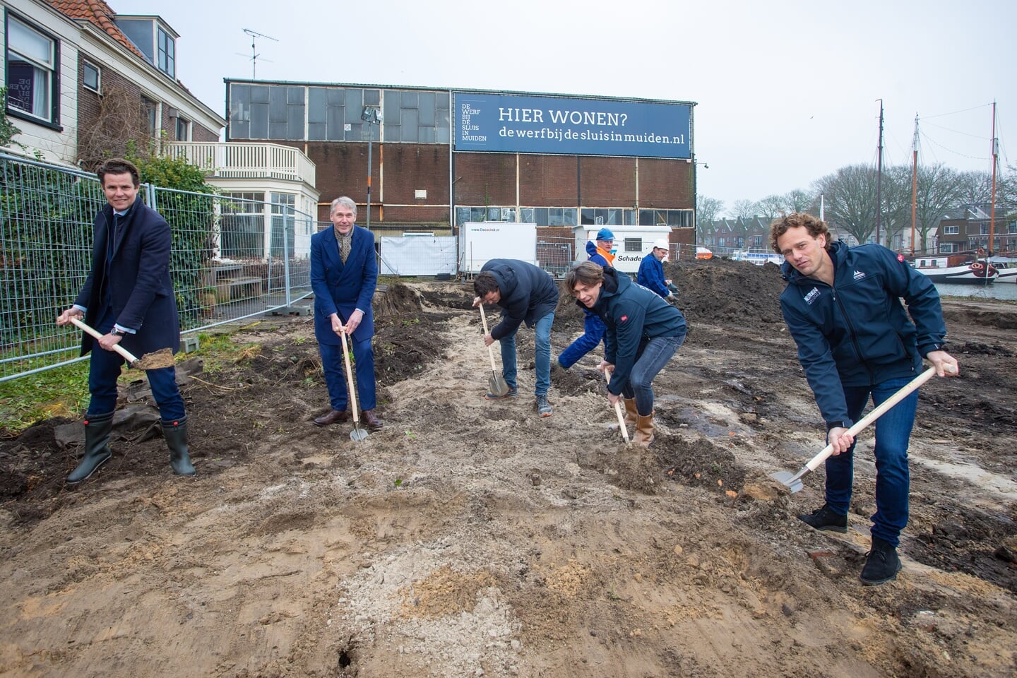 V.l.n.r. Sander Bovenkerk (Heeren Makelaars), wethouder Nico Schimmel (gemeente Gooise Meren), Joost Berkhout (Scholtens Bouw), Roderik Mackay (Egeria Real Estate) en Pepijn van de Weijer (New Cheese Development).
