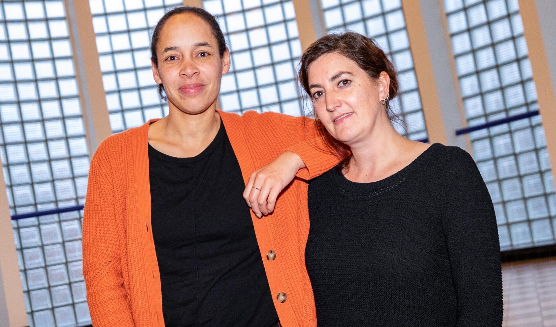 Adimka Uzozie (l) en Maria Verkade van SAMAH.