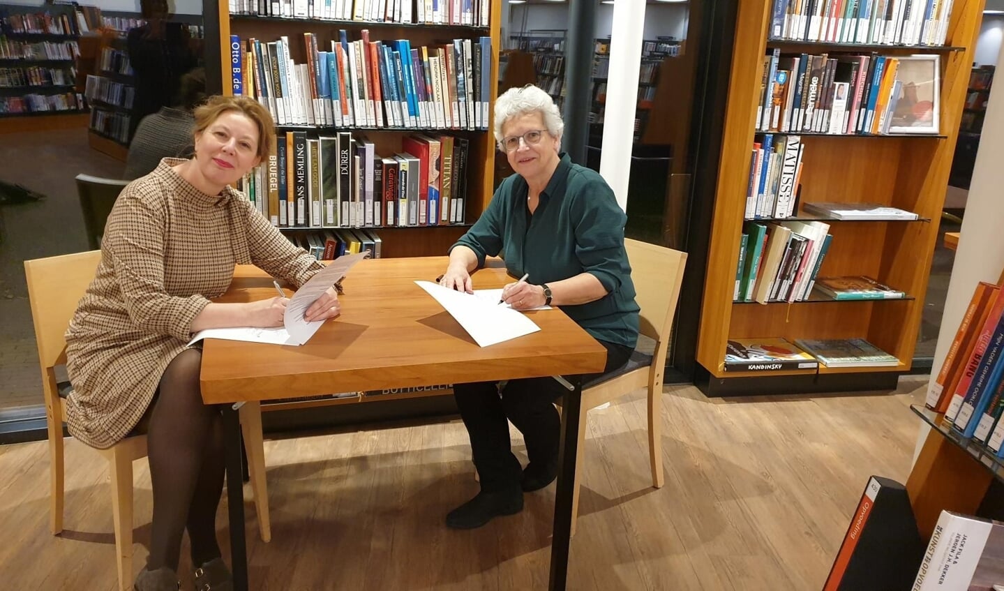 Ondertekening door directeuren Marian Buvelot van Gooi en meer en Pauline Gmelig Meyling van Huizen-Laren-Blaricum 