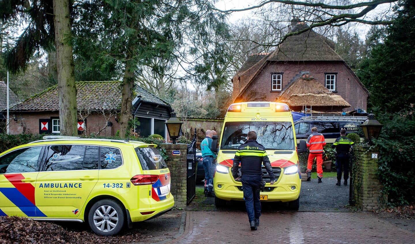 Ambulances zijn ter plaatse om hulp te verlenen.