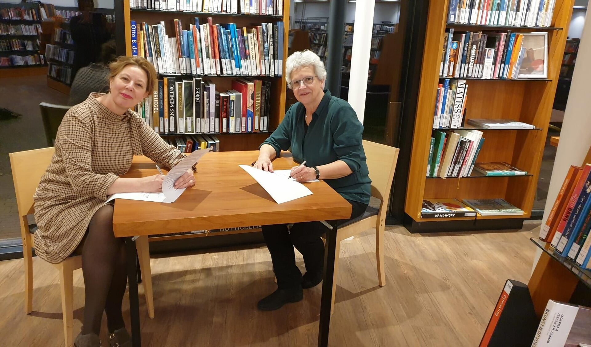 Ondertekening door directeuren Marian Buvelot van Gooi en meer en Pauline Gmelig Meyling van Huizen-Laren-Blaricum 