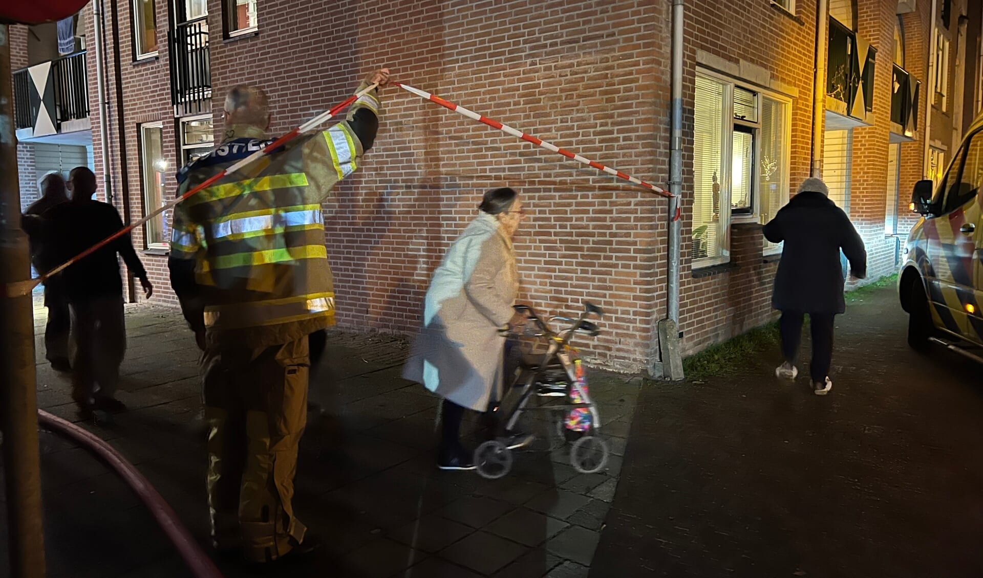 Bewoners werden door de brandweer geëvacueerd.