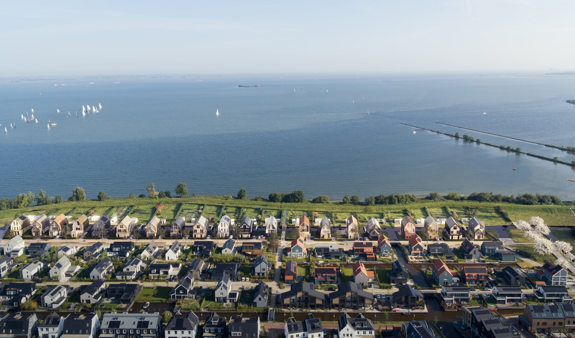 Een prachtig beeld van de wijk, waarbij de dijkwoningen uitkijken over het IJmeer.