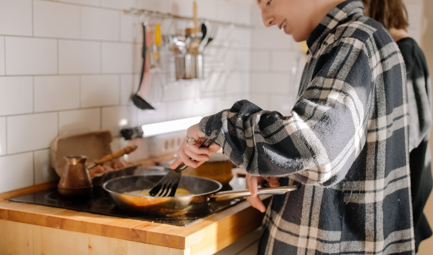 Soms heeft een jongere uitleg nodig over hoe hij moet koken.