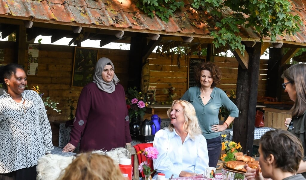 Gedeputeerde Esther Rommel (Natuur en Landschap) bezocht vorig jaar vrijwilligers van De Wereldtuin in Westbeemster. Zij ontvingen subsidie om een bijenleerpad aan te leggen.