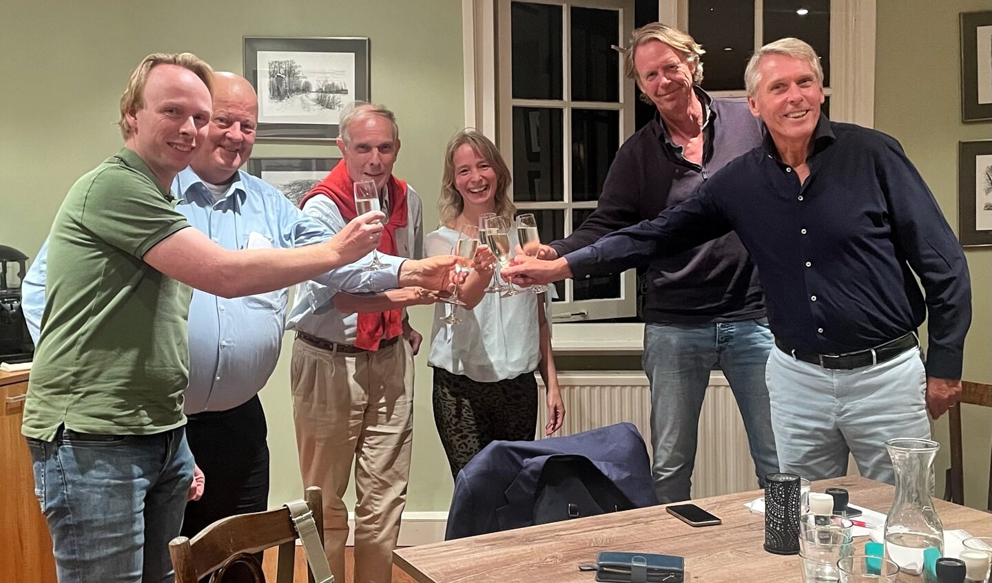 V.l.n.r.: Jelmer Kruijt (fractievoorzitter GDP/Hart), Erik Pieter Vlaanderen (raadslid GDP/Hart), Dick Roesink (bestuursvoorzitter Hart voor BNM), Marieke Le Noble (vicefractievoorzitter GDP/Hart), Leonard Koningswijk (bestuursvoorzitter GDP) en Nico Schimmel (wethouder GDP/Hart).