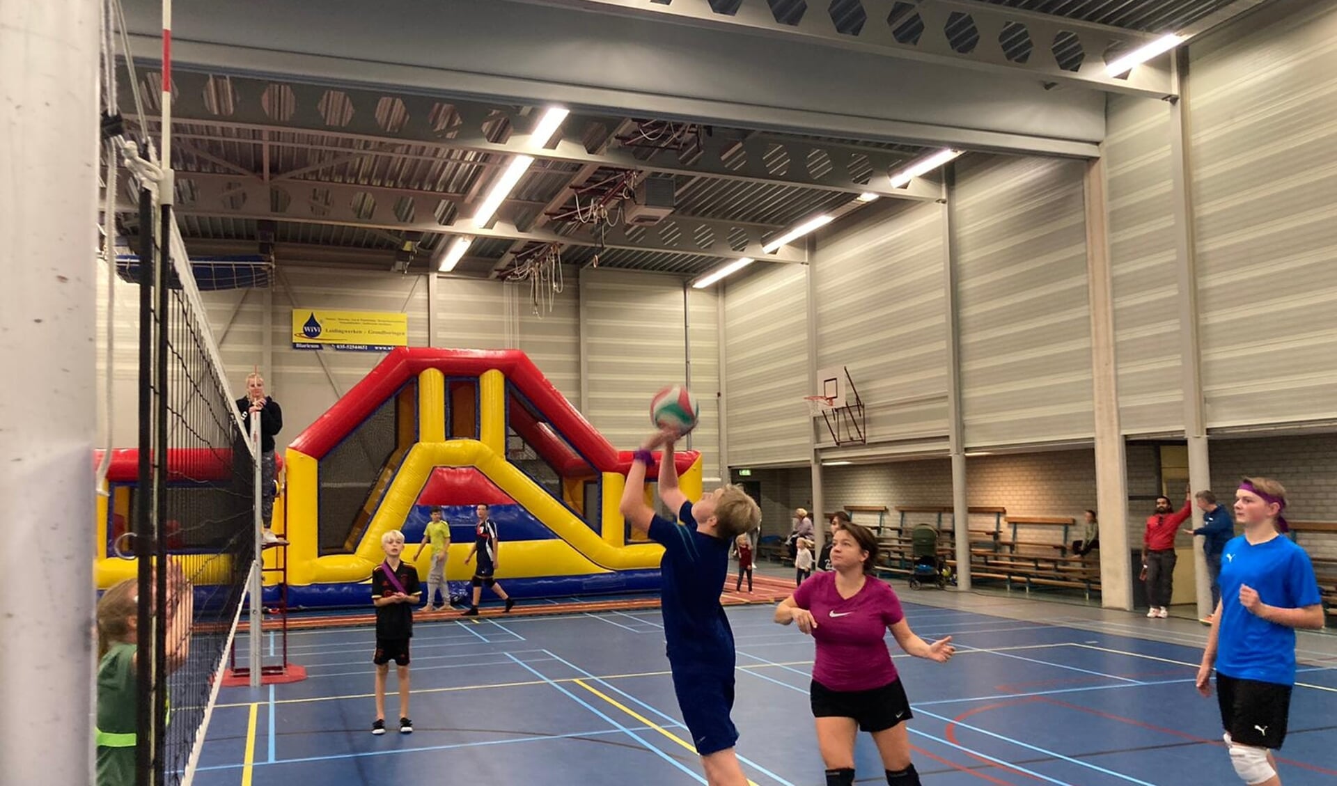 Tussen de wedstrijden door konden kinderen genieten van het springkussen in de sporthal.