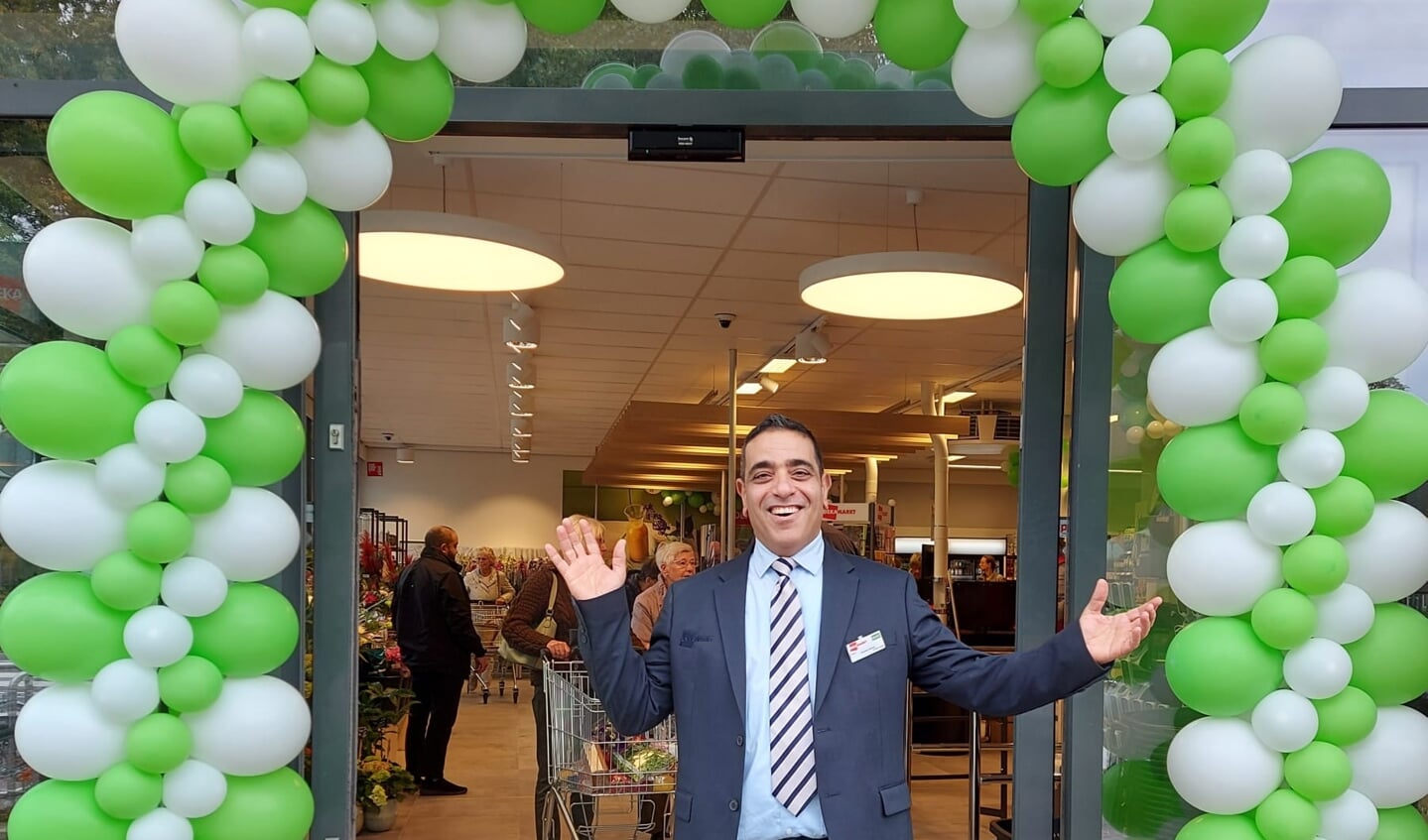 Bedrijfsleider Moshe Daniel heet zijn klanten welkom in de nieuwe winkel