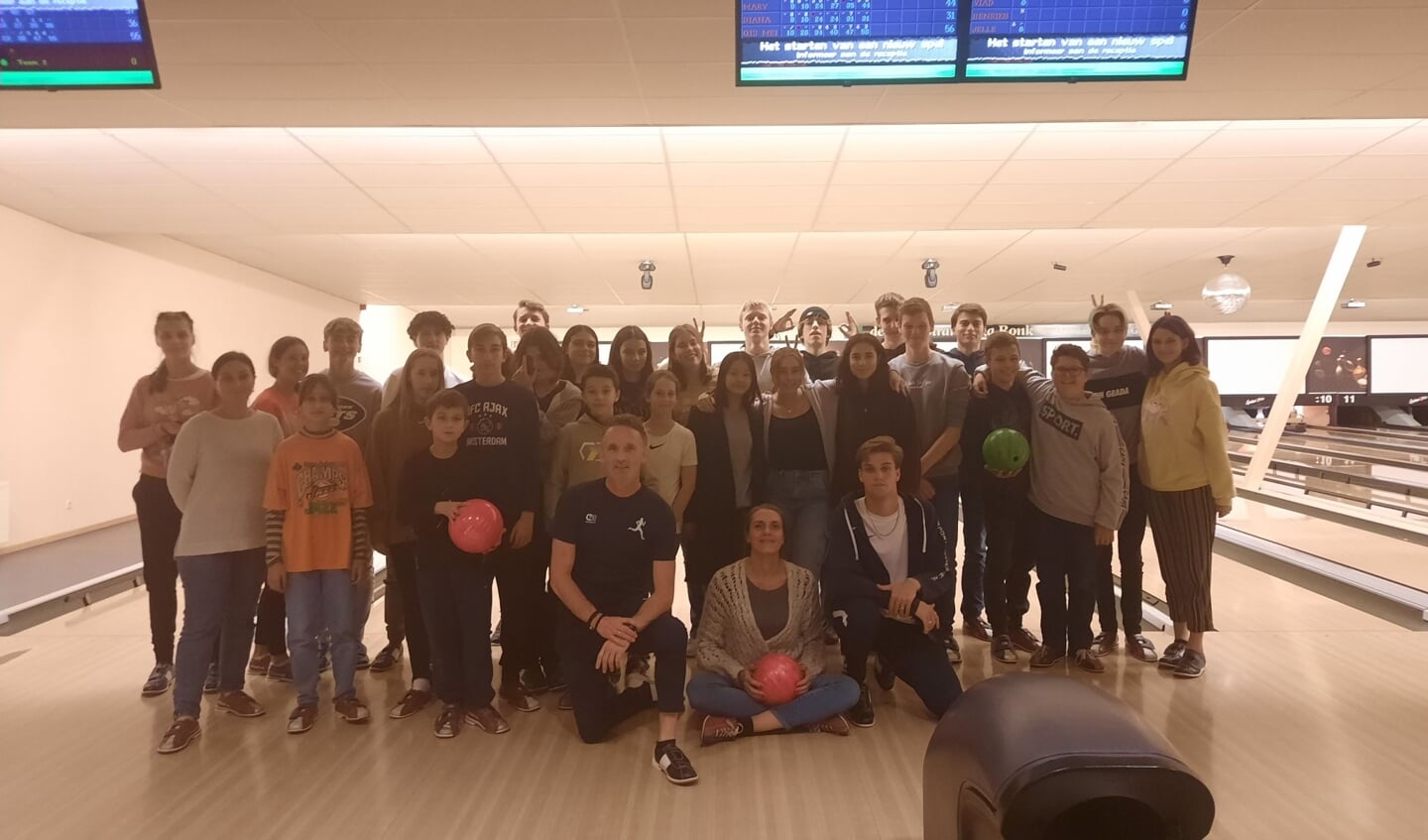 Coaches Ron en Thomas met de tolken en de jongeren.