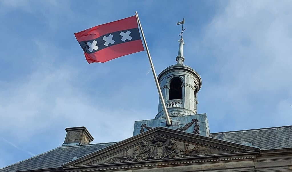 Vanwege Amsterdam 750 jaar hangt sinds deze week de vlag van Amsterdam op het stadshuis van Weesp.