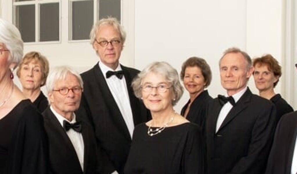 Fred Smalbrugge te midden van zangers van een voormalig koor