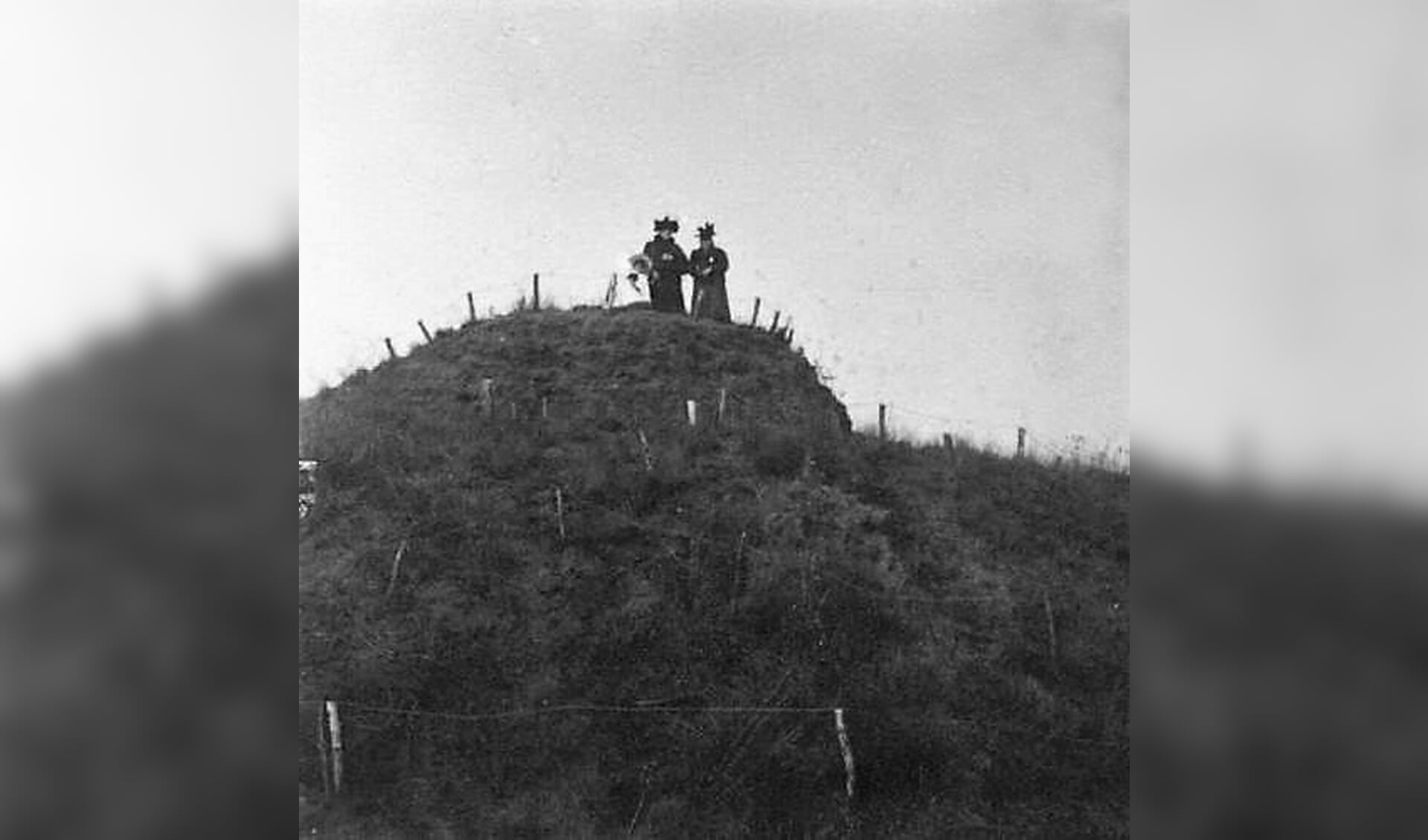 Twee vrouwen met kind op de Mariaheuvel 1900.