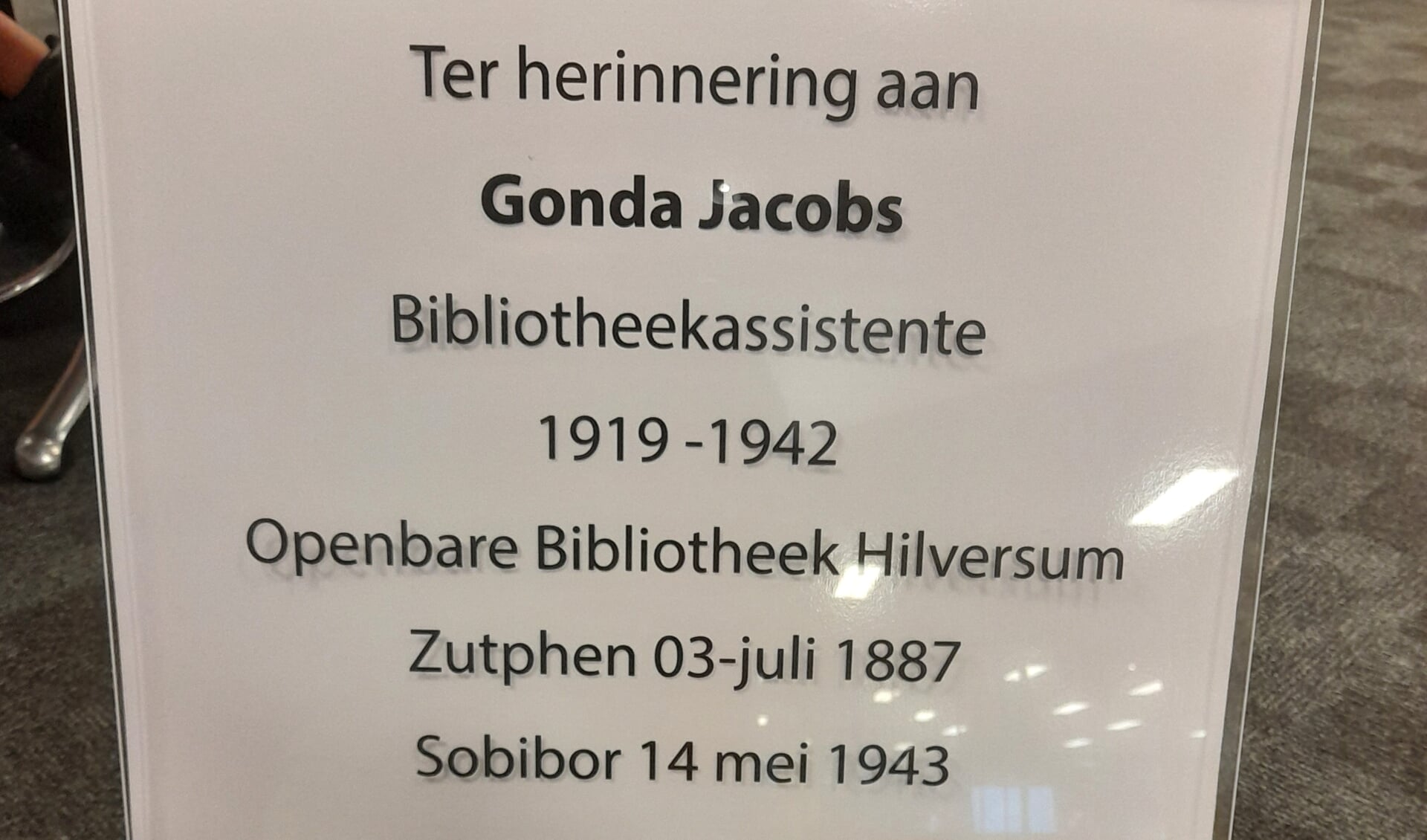 Plaquette ter herinnering aan de ontslagen Joodse bibliotheekmedewerker Gonda Jacobs.