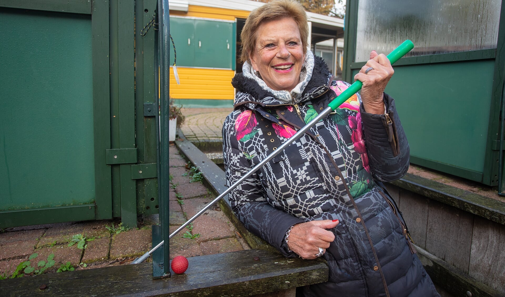 Frieda van Dam (70) heeft al veertig jaar haar midgetgolfbaan in Muiderberg.