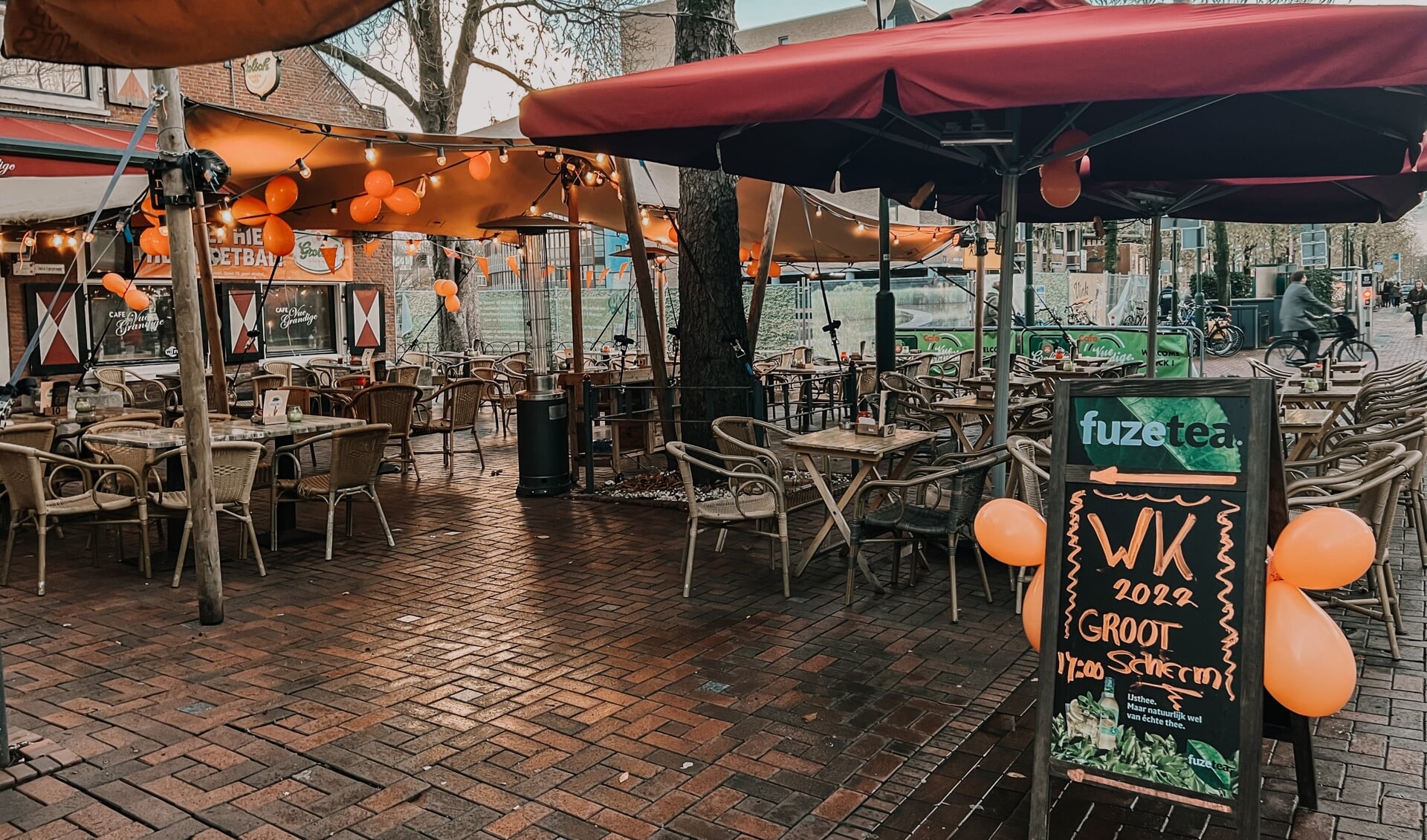 Café Vue Grandige versierd voor het wereldkampioenschap voetbal. 