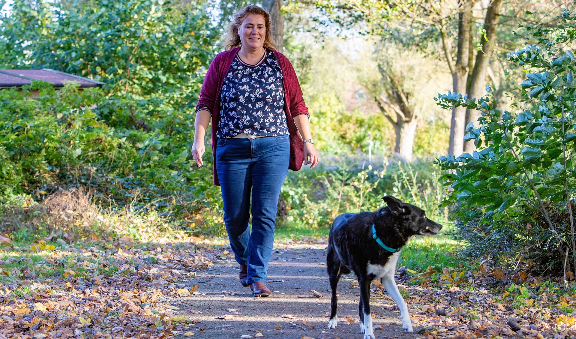 Janine van de Hulst met haar bordercollie Santa.