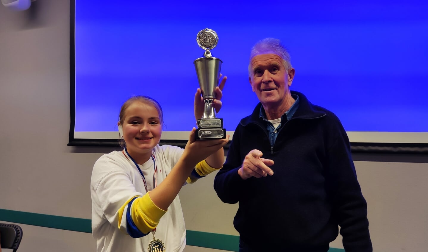 Winnares Olivia ontving beker van voorzitter Jaap Bood.